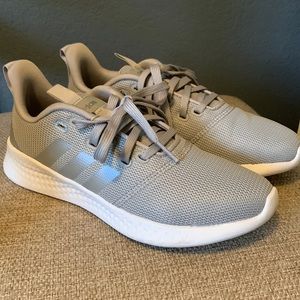 Adidas woman cloudfoam comfort sneakers in sage green. Size 7